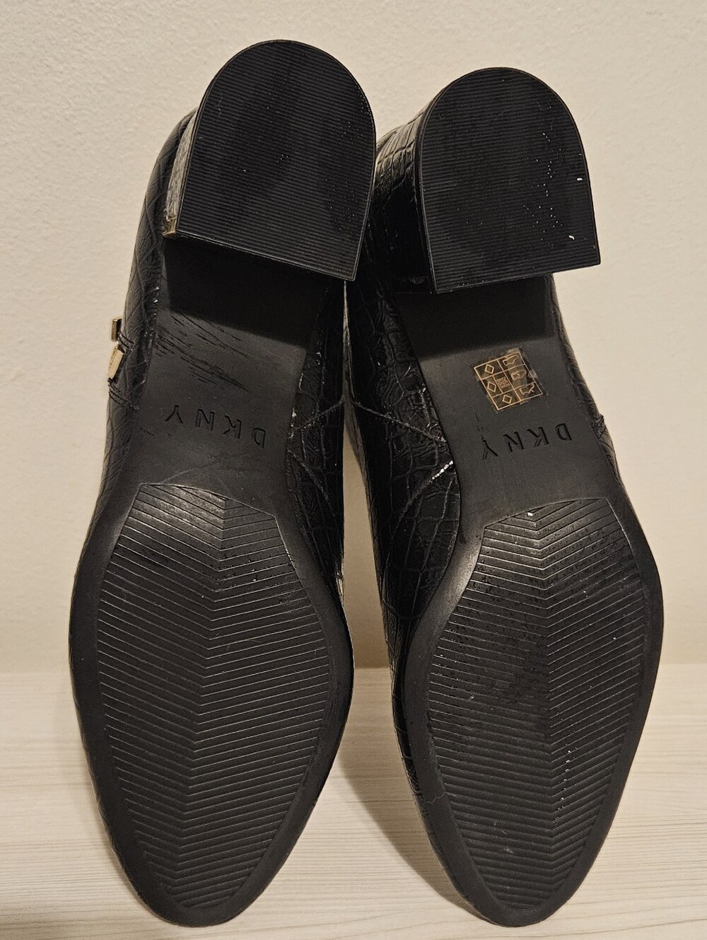 DKNY Women's Black Croc-Embossed Ankle Boots with Gold Details Sz 10 - Picture 5 of 9